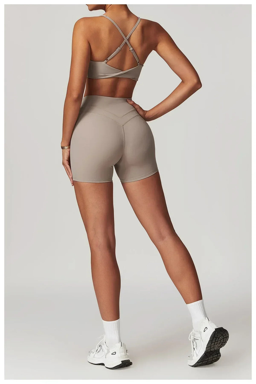 חליפת ספורט קצרה ומחטבת- גו'ליה